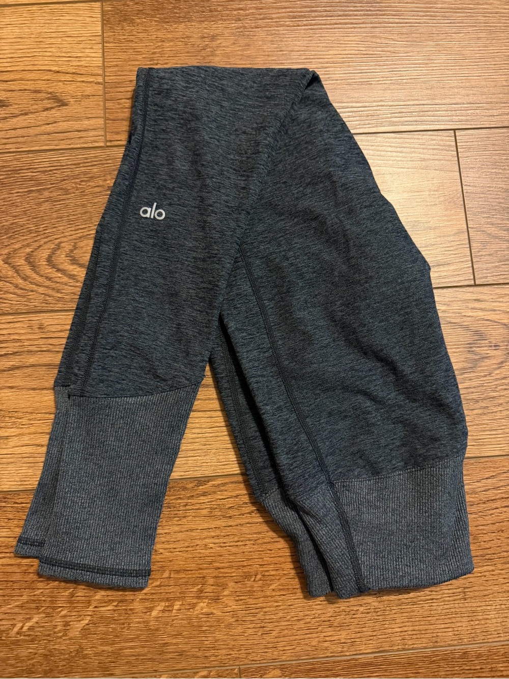 Alo Yoga Women’s XS Leggings Soft Stretch Ribbed Cuff Feathered Black and Gray